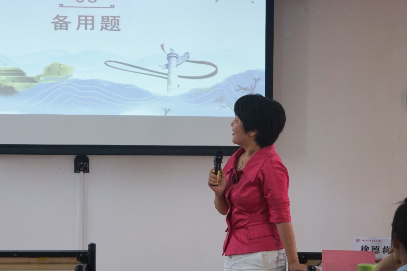 小孩站在电视前玩游戏低可信度描述已自动生成